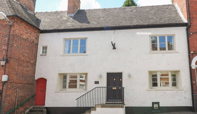 LION HOUSE, family friendly, with a garden in Ashbourne