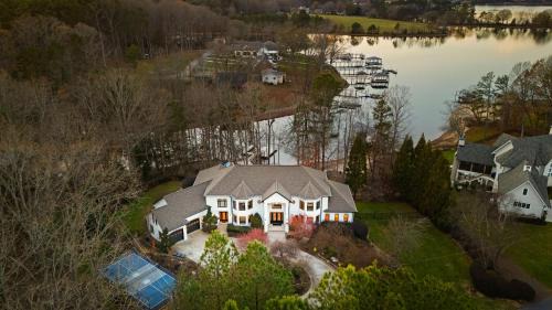 Lion Manor by AvantStay Spacious Lake Norman Home Hot Tub Tennis Court Firepit Deck