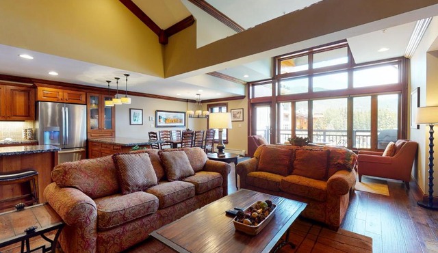 Lion Square Lodge East 313