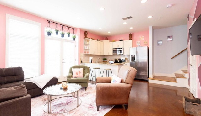 Lipstick & Boots: 3-Story West End Gem | Private Garage | Walk to Vanderbilt