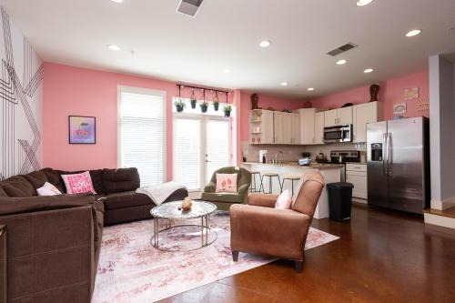 Lipstick & Boots - Luxury 3-Level Condo with Private Garage near Music Row