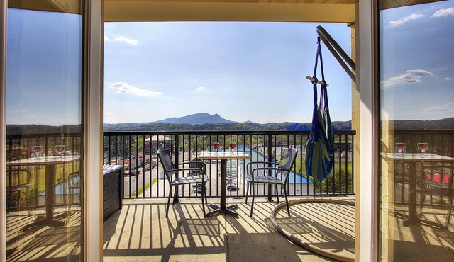 Lisa's Mountain Blessing w/Hot Tub, Pools, Balcony, Arcade & Hammock ADA Acc