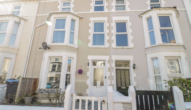 LISBOA, pet friendly, character holiday cottage in Llandudno