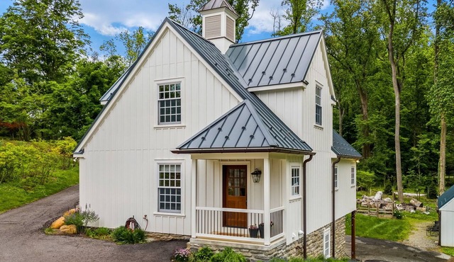 Lismore Carriage House - One Bedroom & Loft Sleeps 8 with Full Kitchen & 2 Baths