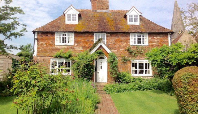 Listed 17th Century Cottage in a pretty Kent Village - 20 mins to Rye and Coast.