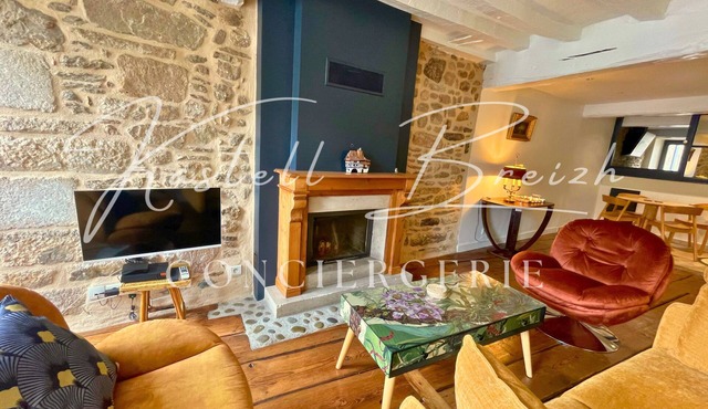 Listed 17th century town house in the heart of the historic center