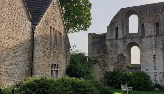 Listed Building Cottage next to Abbey Grounds