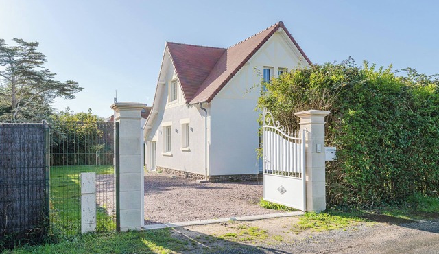 Listed villa with large garden for 14 people 100m from the beach