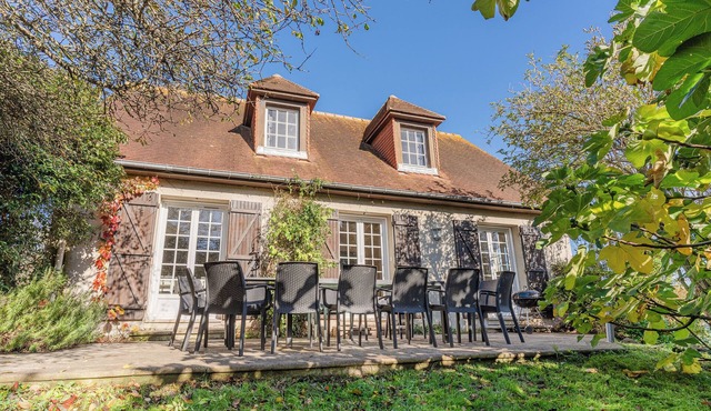 Listed villa with large garden with jacuzzi 15 people 300m from the beach shops