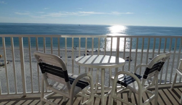 Listen to the Waves - Direct Gulf Front - WiFi, Parking Included