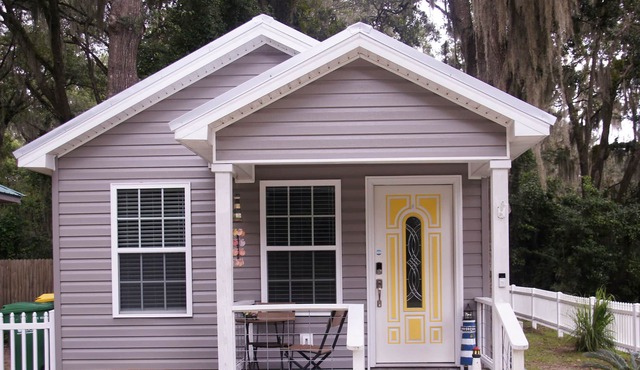 Listening to birds on front porch. Short walking distance to Fort King George