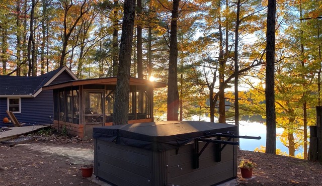 Liten Stuga ~ Romantic Getaway ~ Hot Tub with Stunning Lake View ~ Dog Friendly