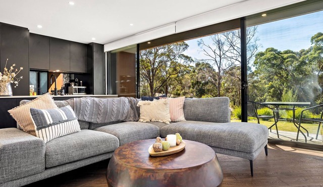 Lithic House stylish and modern with lovely bush setting