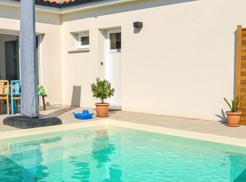 Lits faits, valise à poser, 3 mn Futuroscope