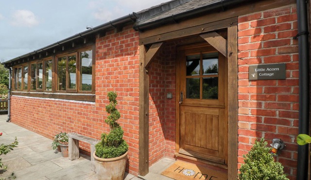 LITTLE ACORN COTTAGE, pet friendly, with open fire in Ledbury
