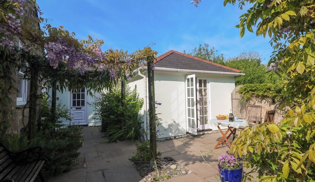 LITTLE ACORNS, romantic, country holiday cottage in Gweek