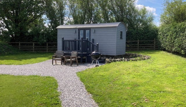 LITTLE ACRE, pet friendly, with a garden in Oxenhope