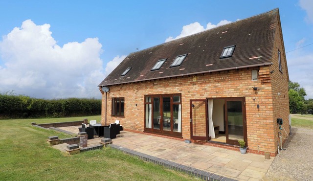 LITTLE ACRE, pet friendly, with open fire in Harvington