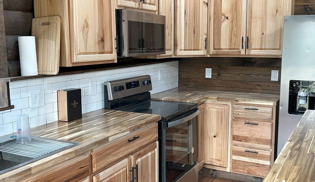 Little Annie's Cabin in Huddleston. Tucked away on 5 acres with hot tub. n