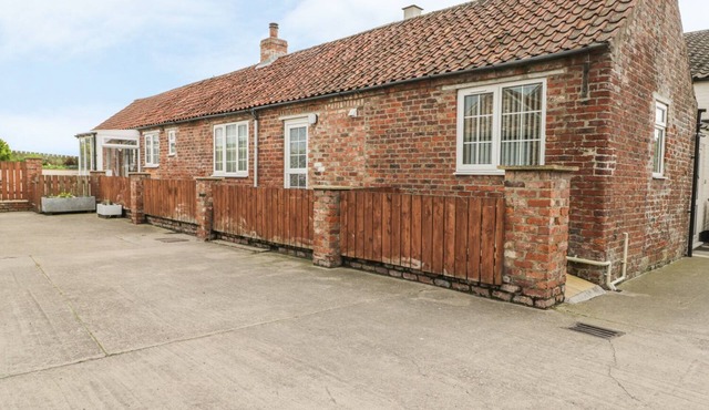 LITTLE ARGHAM COTTAGE, pet friendly, with open fire in Rudston