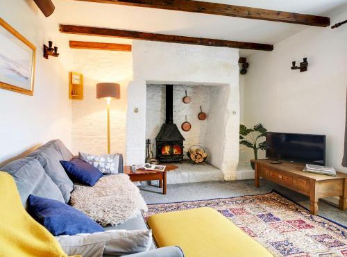 Little Avalon, a traditional Cornish cottage for couples with modern comforts