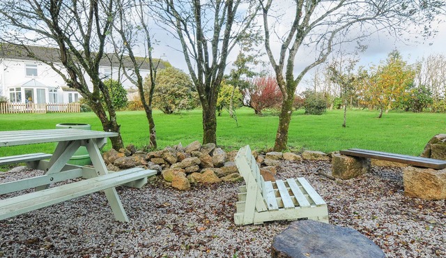 LITTLE AVALON, character holiday cottage, with open fire in Penryn