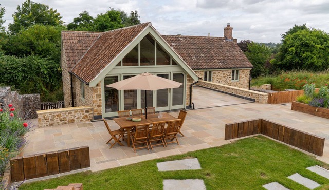 Little Bank - a cottage that sleeps 8 guests in 4 bedrooms