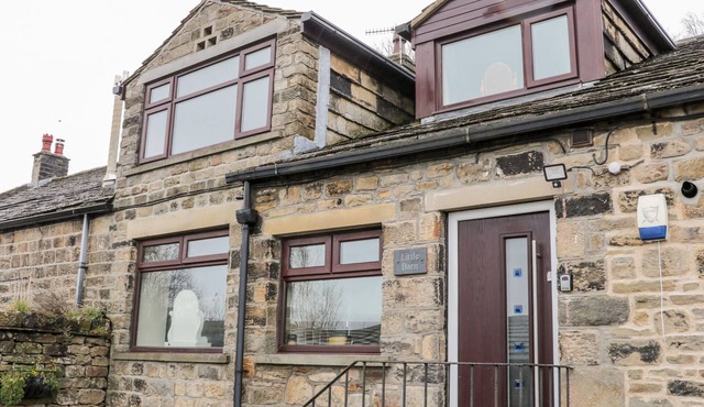 LITTLE BARN, family friendly, with hot tub in Haworth