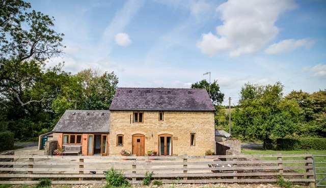 LITTLE BARN, pet friendly, with a garden in Chipping Norton