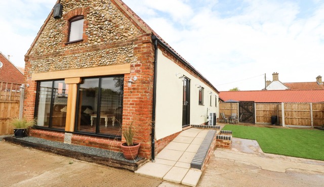 LITTLE BARN, pet friendly, with a garden in Brisley