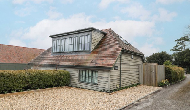 LITTLE BARN, pet friendly, luxury holiday cottage in Stockbridge