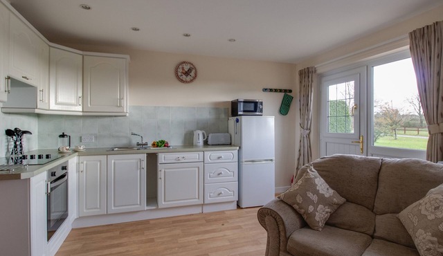 LITTLE BARN, romantic, with a garden in Wincanton