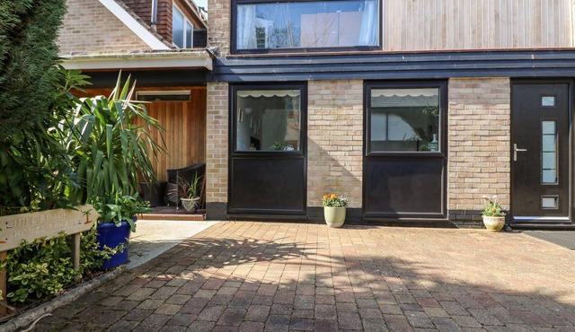 LITTLE BEACH HOUSE, romantic, with a garden in St. Austell