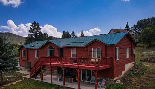 Little Bear Lodge : Lakefront Home with an incredible view!