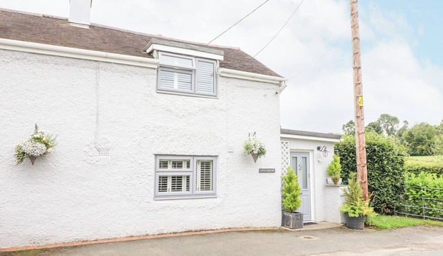 LITTLE BEECHES, family friendly, with a garden in Hengoed