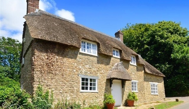 LITTLE BERWICK COTTAGE, pet friendly in Burton Bradstock