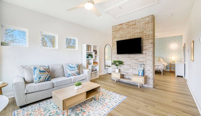 Little Betty Coastal Retreat~Minutes from Folly!