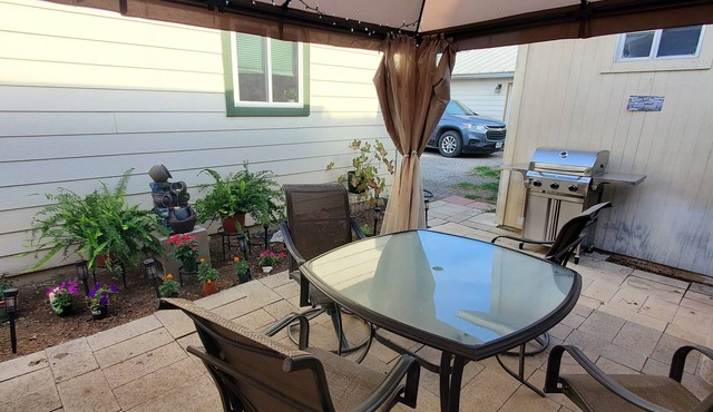 Little BIG house-Cozy & relaxing 3 bedroom home located in the heart of Sabinal