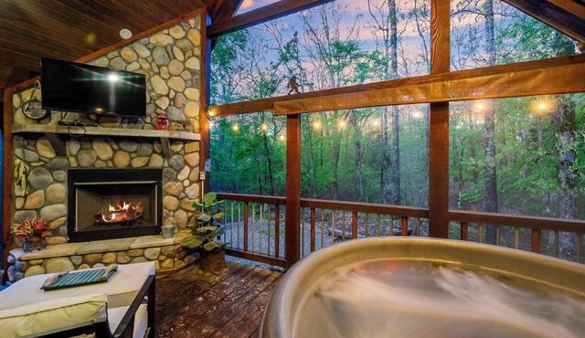 Little Bigfoot: Honeymoon cabin with Hot Tub & Fireplaces in heart of Hochatown