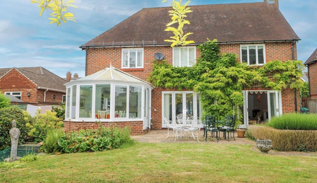 LITTLE BIRCHES, pet friendly, with a garden in Tenterden