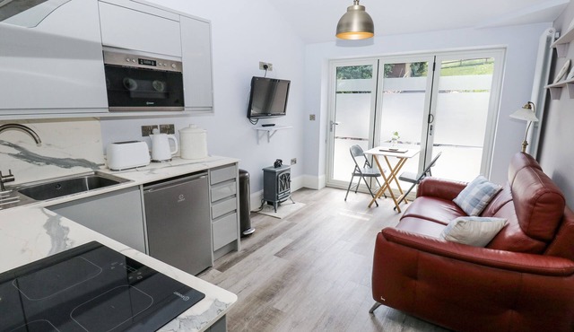 LITTLE BIRCHINLEA, pet friendly, character holiday cottage in Glossop