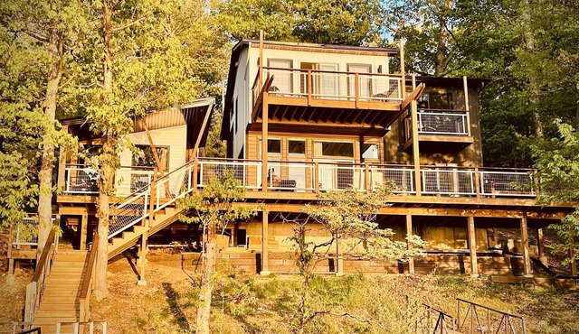 LITTLE BLACK SHACK a 5b-3ba lakehouse on the Main channel of Lake of the Ozarks