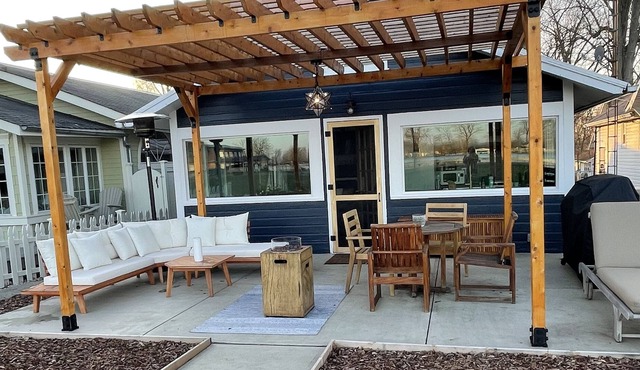 little blue bungalow -beautiful lake views