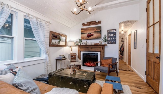 Little Blue Bungalow - Amazing Views + Boat Dock!