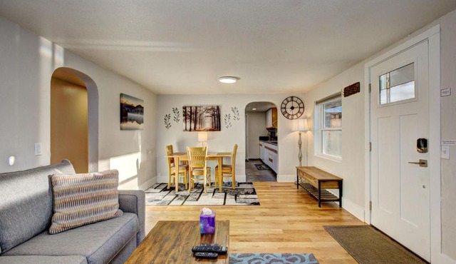 Little Blue Bungalow on Boise's Bench, Pet Friendly, Fully Fenced yard with doggie door! 2 miles from BSU, 5 minutes from Downtown Boise, Desk and workstation for remote workers, 2 TV's large walk-in closet, Good for mid-term stays