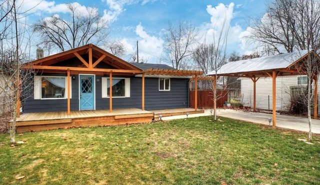 Little Blue Bungalow Pet Friendly, Fenced Yard!