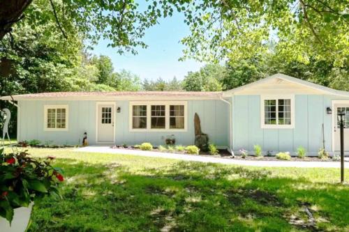 Little Blue Cottage: a wooded getaway near beaches and towns
