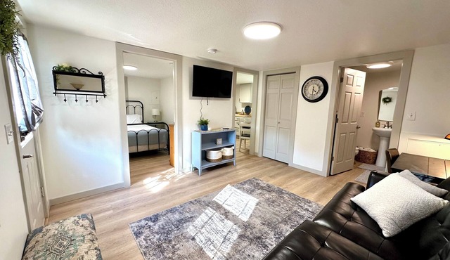 Little Blue Cottage - Charming 1-bedroom cottage in Kirksville