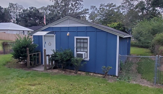 Little Blue House in the heart of Robertsdale