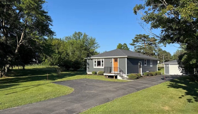 Little Blue House on the Corner - 5bedroom/2bath